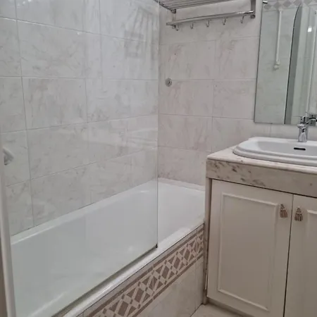 Espacoso Apartamento Junto Ao Metro * Lizbona