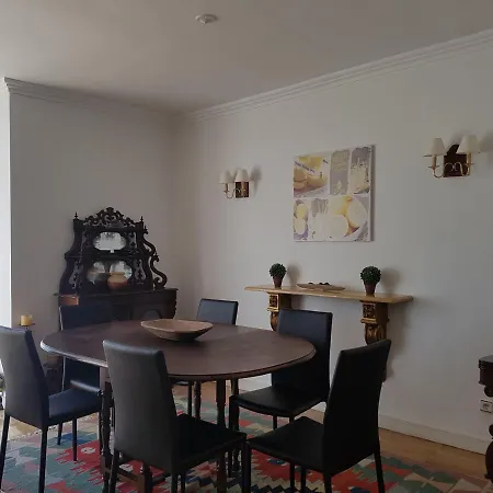 Espacoso Apartamento Junto Ao Metro *